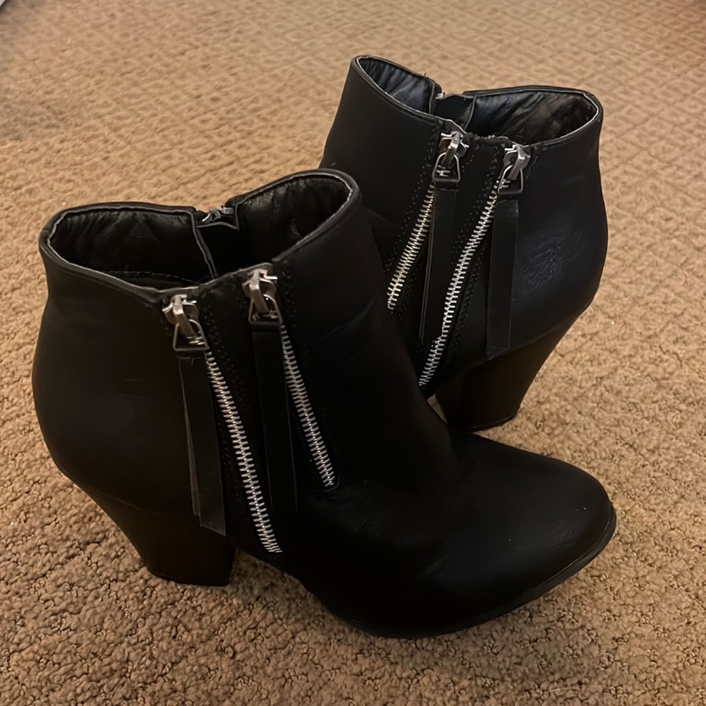 These are a Ankle boot size 10. Really comfortable and only worn a couple times.
